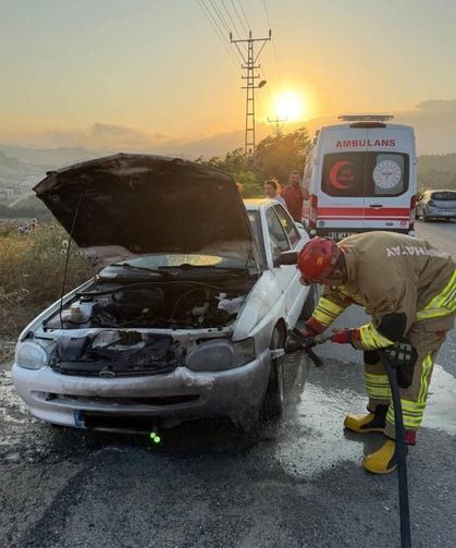 Antakya'da otomobilin motorundan alevler yükseldi