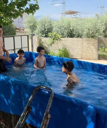 Traktör römorkunu havuza çeviren dede, torunları için denizi evin önüne getirdi