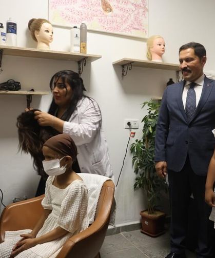 Kanser tedavisi gören Hülya'nın yeni saçları, Deniz'in fedakarlığıyla hayat buldu