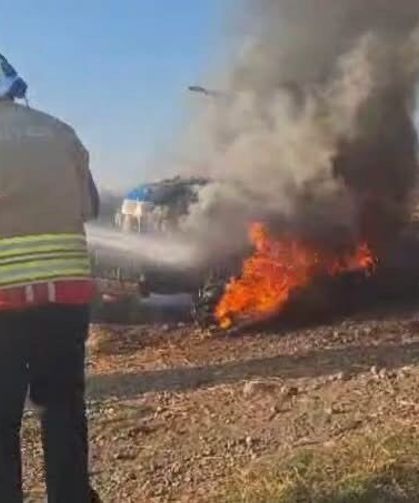 Tarla sürerken yanmaya başlayan traktör kullanılamaz hale geldi