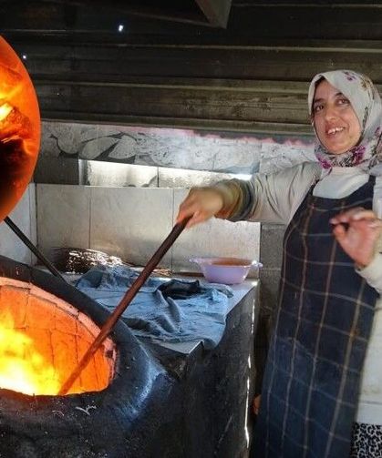 Ekmek parası için kavurucu sıcakta tandırda ekmek pişiriyorlar
