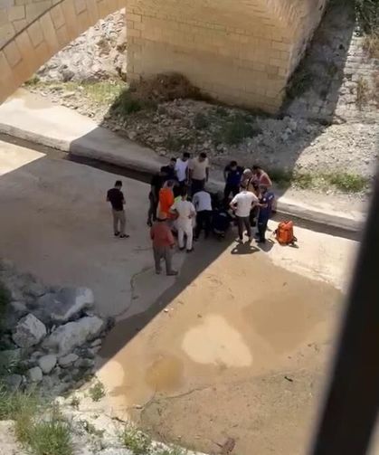 Bisikletiyle köprüden uçan çocuk 7 metreden yere çakıldı