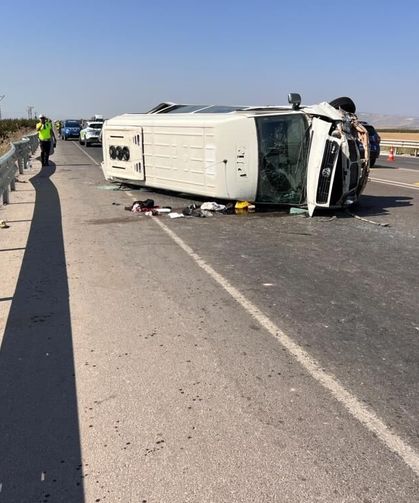 Tarım işçilerini taşıyan minibüs devrildi: 1’i ağır 5 yaralı
