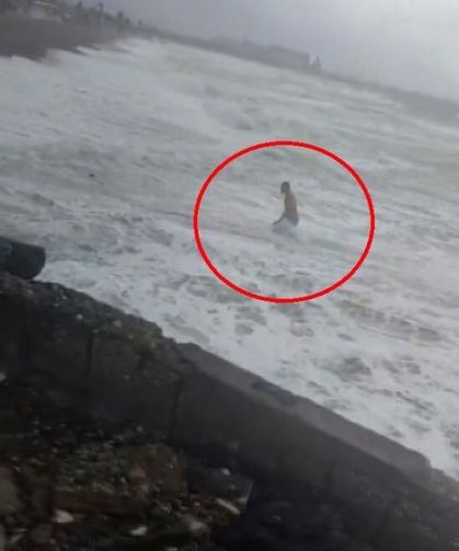 Dev dalgalara rağmen denize girerek canını hiçe saydı