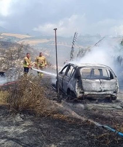 Bahçede başlayan yangında otomobil ve sera kullanılmaz hale geldi