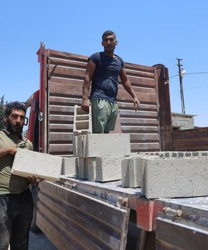 Kavurucu sıcakta günde 2 bin 500 briket üretip 5 kamyona yüklüyorlar
