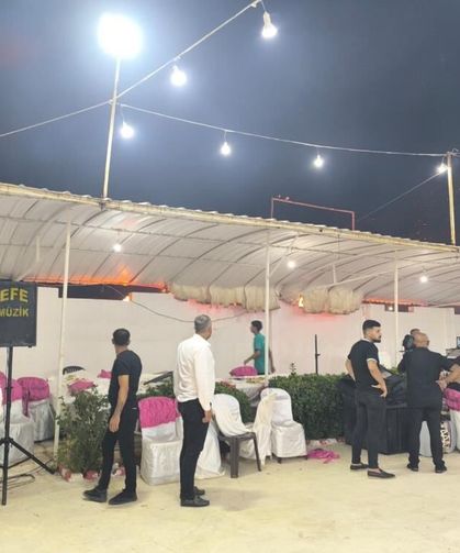 Düğünde çıkan yangına aldırış etmeden halaya devam ettiler