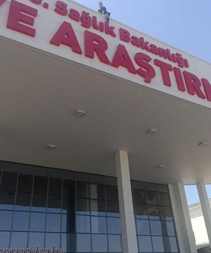 İntihara kalkışan şahsı "Karpuz keselim gel" diyerek çatıdan indirdiler