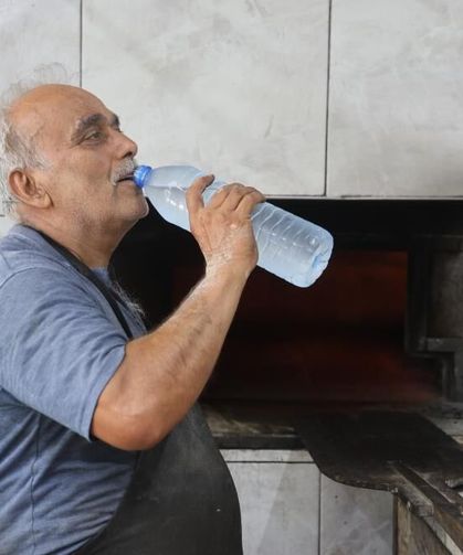 Zorlu mesaiyi sürdüren fırıncılar günde 5 litreyi bulan su tüketiyorlar