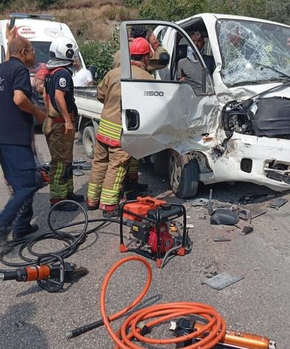 Tırla çarpışan kamyonet hurdaya döndü: 3 yaralı