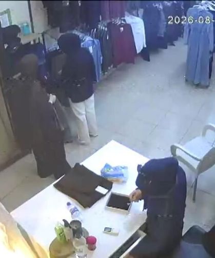 Müşteri gibi geldikleri mağazada çalışanı oyalayıp, bin lirayı çaldılar