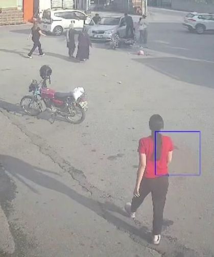 Otomobille çarpışan motosikletteki 2 kişi yaralandı