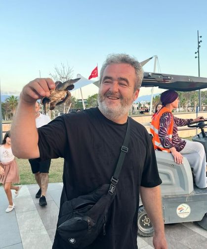 Boğazına çuval dolaşan kaplumbağayı ölümden kurtardı