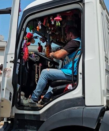 Belediye personeli, afetzede çocuklara çöp kamyonuyla mutluluk dağıtıyor