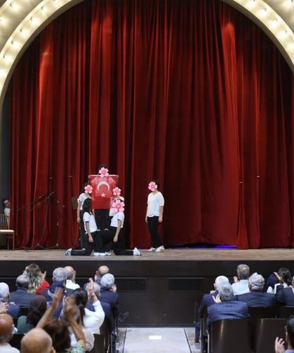 Yaşlılar ve çocuklar 30 Ağustos Zafer Bayramı programında bir araya geldi