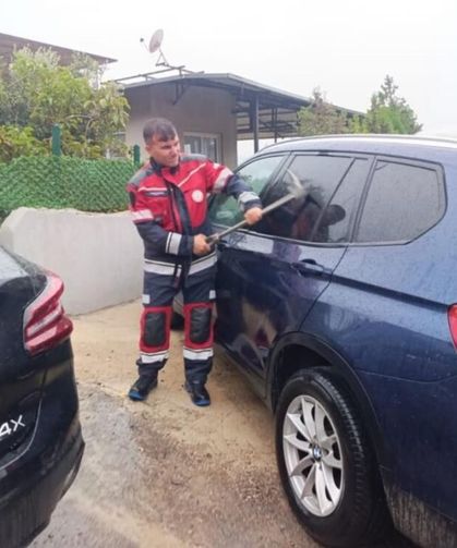 Araçta mahsur kalan bebek kurtarıldı