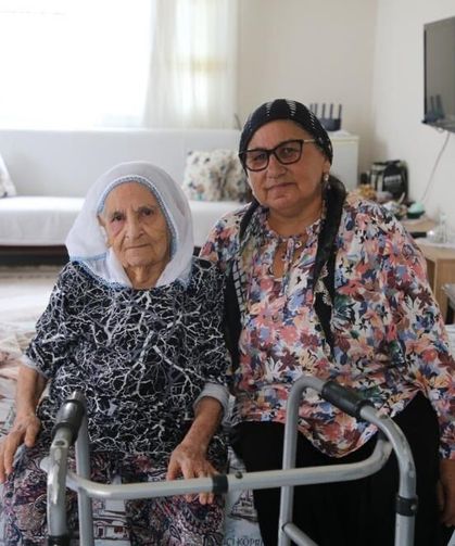 98 yaşındaki Şemsi teyzenin evinin yoluna parke taşı döşendi