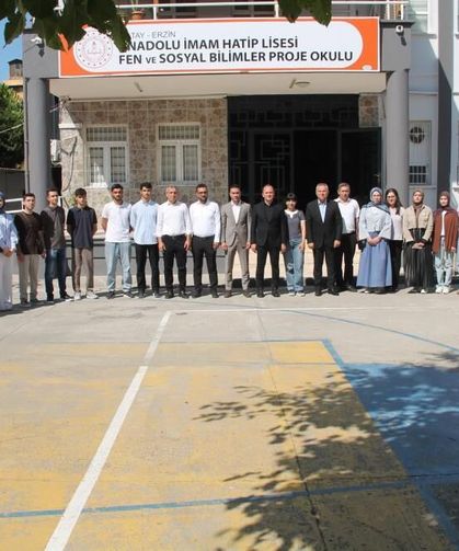 Erzin'de Kaymakam Akpınar, YKS'de başarı gösteren öğrencilerle bir araya geldi