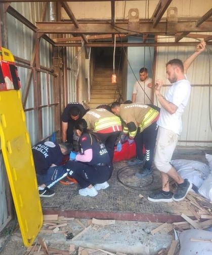 Antakya’da yük asansörü düştü: 1 yaralı