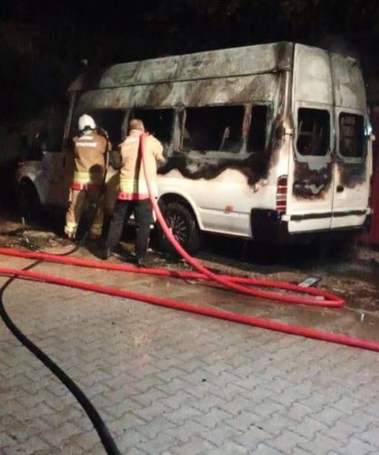 Minibüs alevlere teslim oldu
