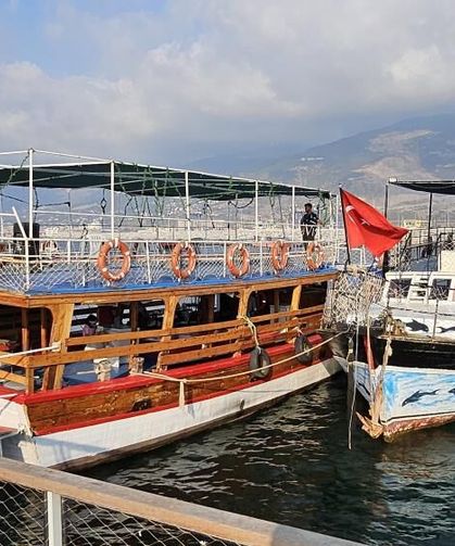 Deprem sonrası teknesini bağlayacak yer dahi bulamayan kaptan, şimdi İskenderun'da vatandaşları denizle buluşturuyor