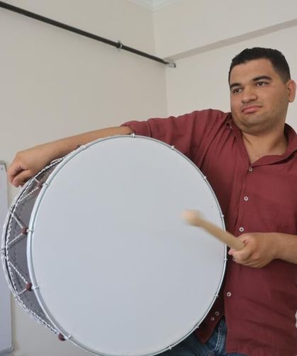Profesörün "Okuma, yazma öğrenemez" dediği otizmli Ertuğrul, konservatuardan mezun oldu