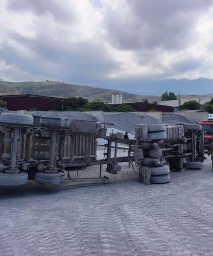 Arsuz'da devrilen kamyonun sürücüsü yaralandI