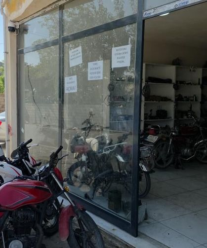 Motosiklet tamir ustası, tamirhanede yarış muhabbetini ve küfrü cama astığı yazıyla yasakladı