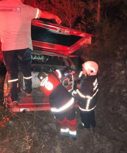 Kontrolden çıkan otomobil ormanlık alana uçtu: 4 yaralı