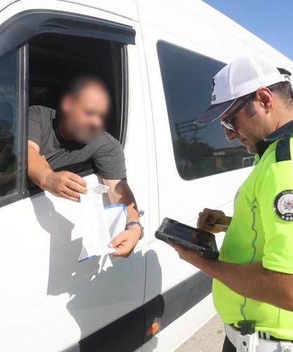 Serviste ayakta öğrenci taşıyan sürücülere ceza uygulandı