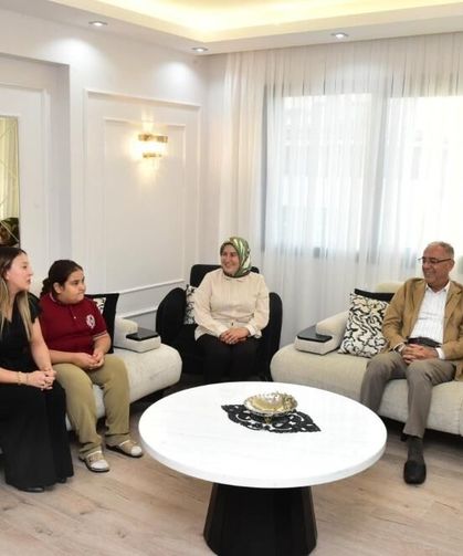 Başkan Yapar, evlerine kavuşan depremzede ailelerle bir araya geldi