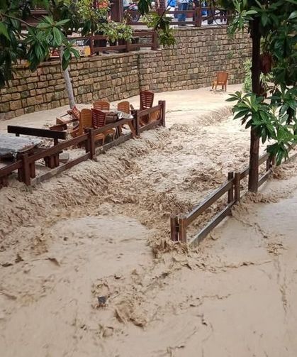 Yağışla birlikte dere taştı, çay bahçesi su içinde kaldı