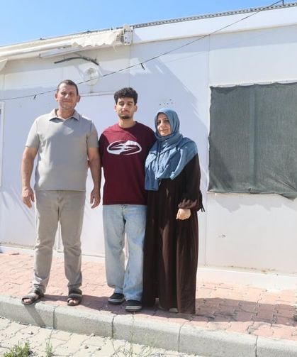 Konteynerde ders çalışarak tıp fakültesini kazanan depremzede Hasan’ın hayali gerçeğe döndü
