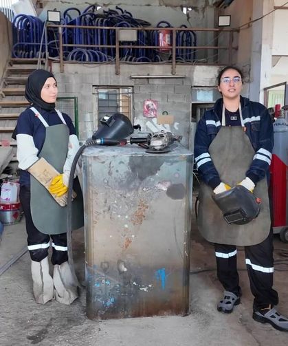 2 genç kadın belediyede kaynakçı oldu