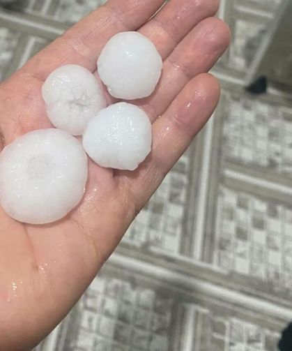 Hatay'da ceviz büyüklüğündeki dolu çevreyi beyaza bürüdü