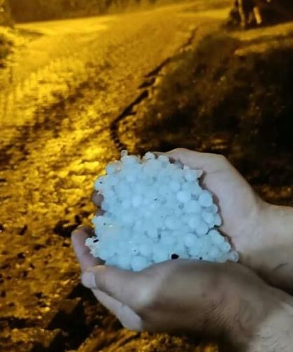 Ceviz büyüklüğünde dolu yağdı, bazı araçlar hasar gördü