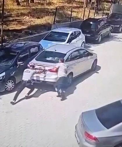 El freni çekilmeyen otomobil yokuş aşağı giderken güvenlik görevlileri durdurdu