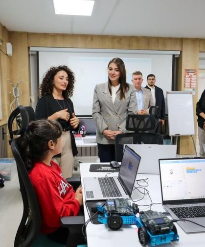 Çocuklara robotik kodlama ve tasarım eğitimi verildi