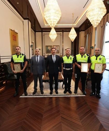 Bakan Çiftçi'nin takdirini toplayan polis memurlarına başarı belgesi verildi