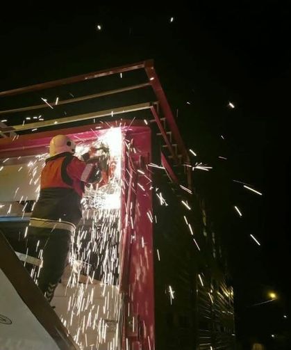 Tırın dorsesinde sıkışan 40 keçi kurtarıldı