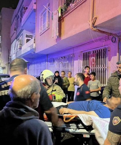 Dumanların sardığı evden yatalak hastayı itfaiye kurtardı
