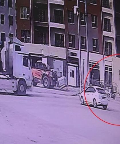 Kamyonun kör noktasına gelen motosiklet sürücüsünün ezilerek can verdi