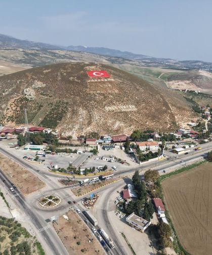 Amanosların zirvesindeki dev al bayrak yenilendi