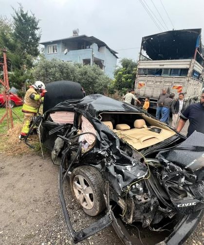 Trenin çarptığı otomobildeki 2 kişi yaralandı