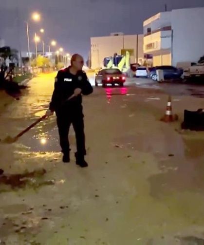 Polis memurları, suyla dolan çukurları toprakla doldurdular