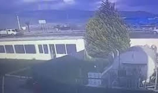 İzmir'de zincirleme trafik kazasında 1 kişi öldü, 1 kişi yaralandı