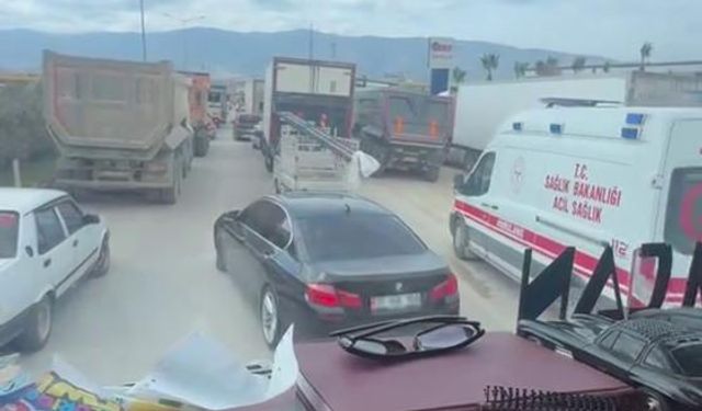 Trafikte ilerlemekte güçlük çeken ambulansın zor anları