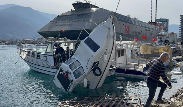 Alabora olan tekne vinçle kurtarıldı