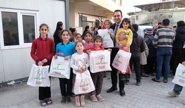 Defne Belediyesi çocuklara ayakkabı dağıttı