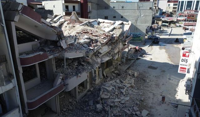 Ekmek teknelerinin üzerine 3 katlı bina çöken kadın gözyaşlarına hakim olamadı